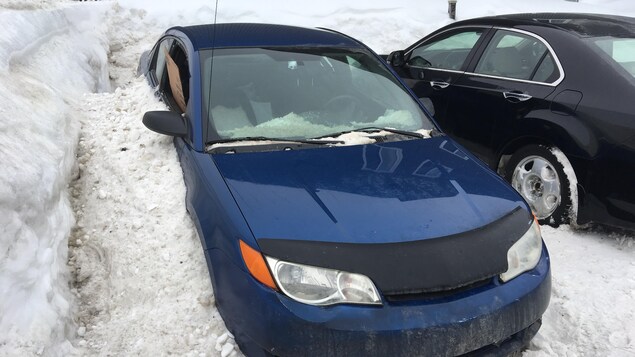 Photo d'une voiture remplie de neige à la suite d'une opération déneigement dans l'arrondissement Charlesbourg à Québec en février 2018 Photo d'une voiture remplie de neige à la suite d'une opération déneigement dans l'arrondissement Charlesbourg à Québec en février 2018