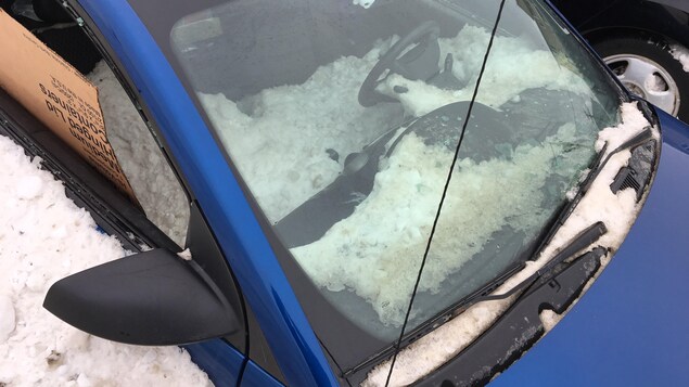 Une voiture remplie de neige 'a la suite d<une op/ration de déneigement dans l'arrondissement Charlesbourg à Québec Une voiture remplie de neige 'a la suite d<une op/ration de déneigement dans l'arrondissement Charlesbourg à Québec