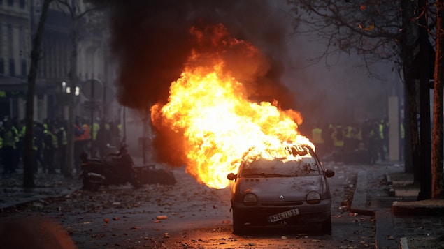Une voiture en feu dans une rue de Paris après le passage de manifestants Une voiture en feu dans une rue de Paris après le passage de manifestants