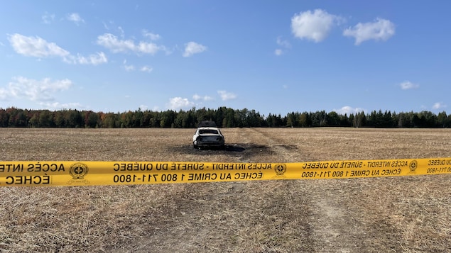 Une voiture calcinée a été retrouvée sur la route 112.