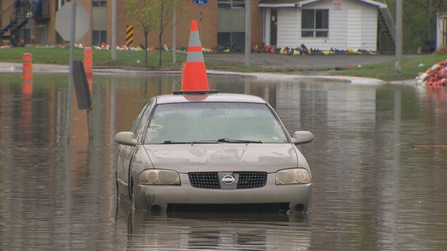 Une voiture inondé avec un cône orange sur le toit. Une voiture inondé avec un cône orange sur le toit.