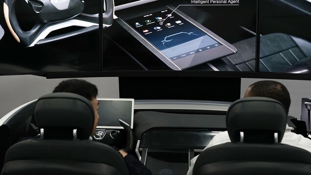 Des participants au CES testent le système d'intelligence artificielle du constructeur automobile Hyundai. Des participants au CES testent le système d'intelligence artificielle du constructeur automobile Hyundai.