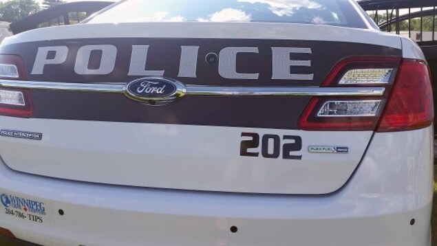 Plan serré du logo sur l'arrière du coffre d'une voiture de police de Winnipeg.