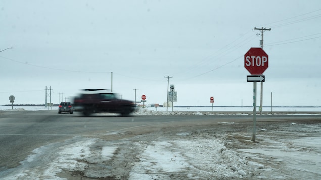 Une voiture sur la route 59.     