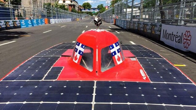 Une voiture solaire de l'ÉTS a roulé sur le circuit de formule E à Montréal.