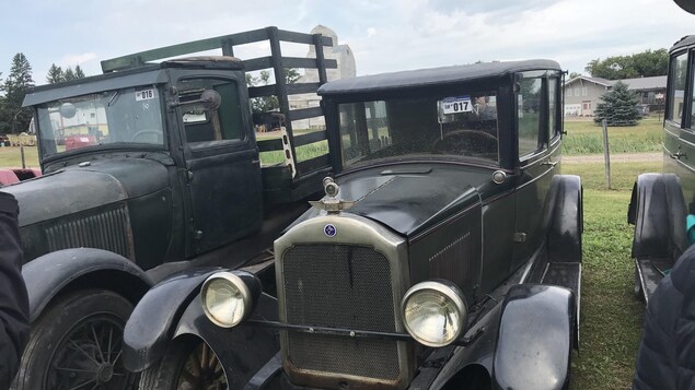 Une voiture d'antan noire avec une étiquette d'enchères apposée sur la vitre principale Une voiture d'antan noire avec une étiquette d'enchères apposée sur la vitre principale