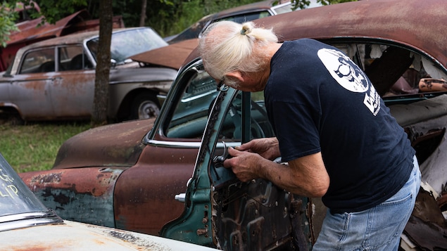 Un homme et une vieille voiture.
