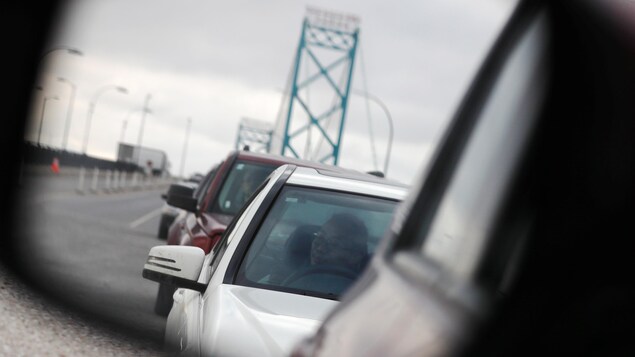 Des véhicules circulent sur le pont Ambassadeur en direction du Michigan.