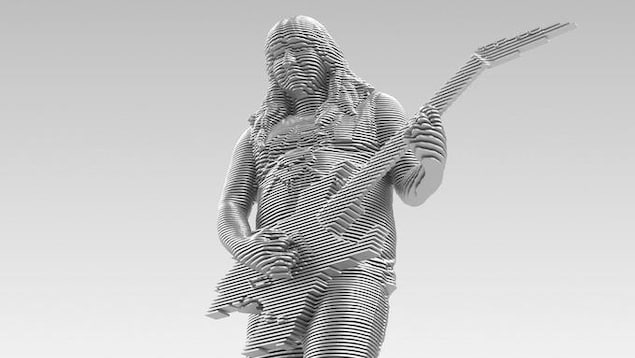 Une statue d'un guitariste.