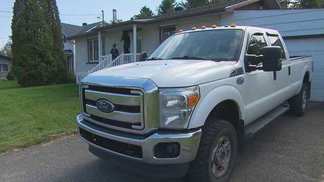 Une camionnette stationnée devant une maison.