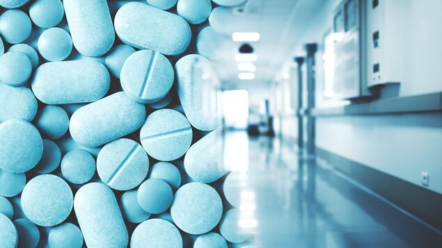 Un montage de comprimés avec un couloir d'hôpital en arrière-plan.