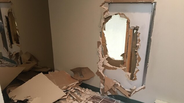 Trou béant dans un mur vu de l'intérieur d'une pièce Trou béant dans un mur vu de l'intérieur d'une pièce