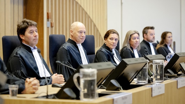 Des juges néerlandais dans une salle d'audience lors du procès de quatre personnes pour l'écrasement d'un avion.