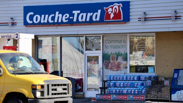 La devanture d'un Couche-Tard.