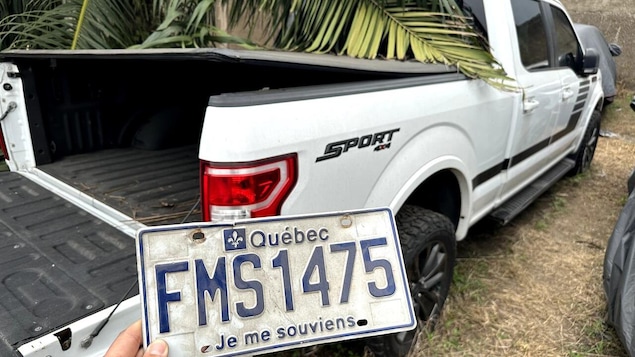 شاحنة خفيفة سُرقت في ضواحي مونتريال نهاية عام 2022 لتظهر لاحقاً في غرب إفريقيا، وقد وجد فريق ’’سي بي سي‘‘ لوحة التسجيل الكيبيكية العائدة إليها في صندوقها.