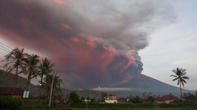 Le volcan Agung en éruption, vu du village de Culik. Le volcan Agung en éruption, vu du village de Culik.
