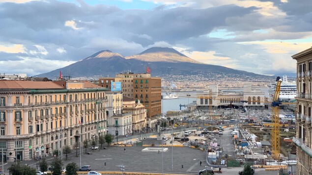 Vue du port de Naples que domine le Vésuve.