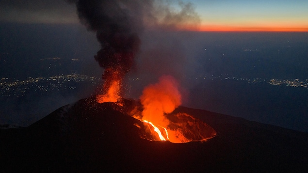 Des milliers de touristes coincés en Sicile en raison de l’éruption du volcan Etna