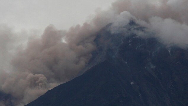Vue aérienne du volcan Fuego après une violente éruption, à San Juan Alotenango, Guatemala Vue aérienne du volcan Fuego après une violente éruption, à San Juan Alotenango, Guatemala