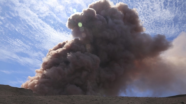 Une colonne de fumée s'élève du volcan Kilaueaa.