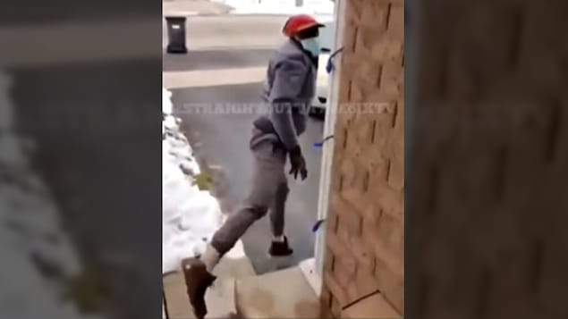Le présumé voleur s'enfuit après avoir été surpris sur le perron d'une maison en train, selon son propriétaire, de vouloir voler un colis.