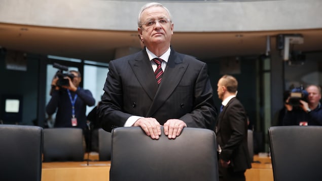 L'ex-PDG de Volkswagen Martin Winterkorn a témoigné, le 19 janvier 2017, devant une commission parlementaire allemande sur le scandale des émissions du constructeur automobile, à Berlin. L'ex-PDG de Volkswagen Martin Winterkorn a témoigné, le 19 janvier 2017, devant une commission parlementaire allemande sur le scandale des émissions du constructeur automobile, à Berlin.