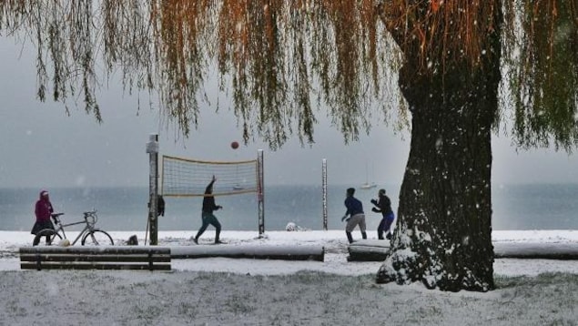 Des passionnés de volley-ball jouent sur une plage enneigée de Vancouver Des passionnés de volley-ball jouent sur une plage enneigée de Vancouver
