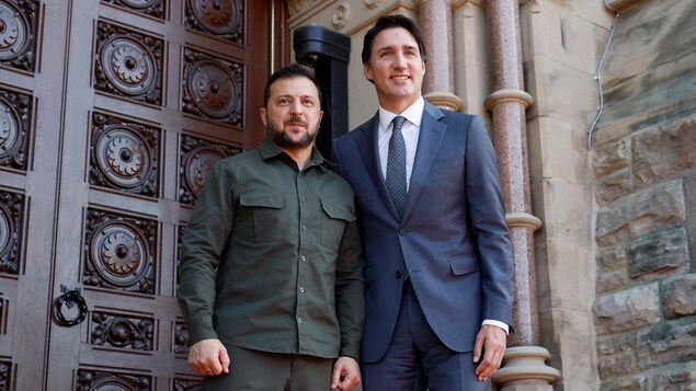 Nag-pose sina Zelenskyy at Trudeau sa harap ng Parliament.