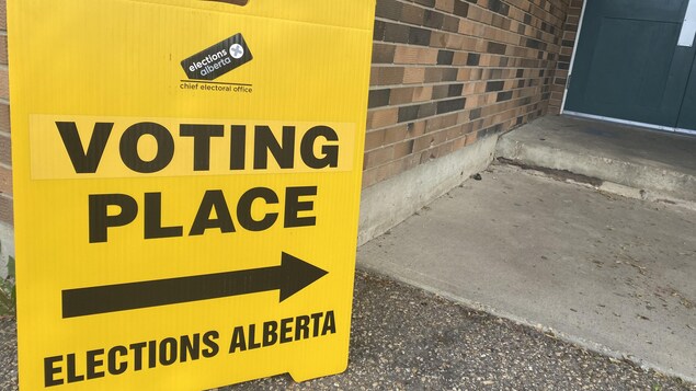 Un panneau d'Élections Alberta.