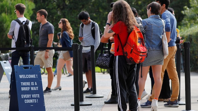 Des étudiants font la file pour voter par anticipation à un bureau de vote établi  à l'Université d'Irvine, en Californie.