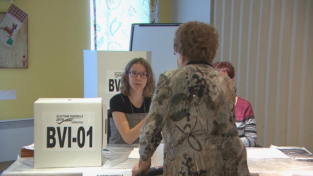 Une citoyenne vote.