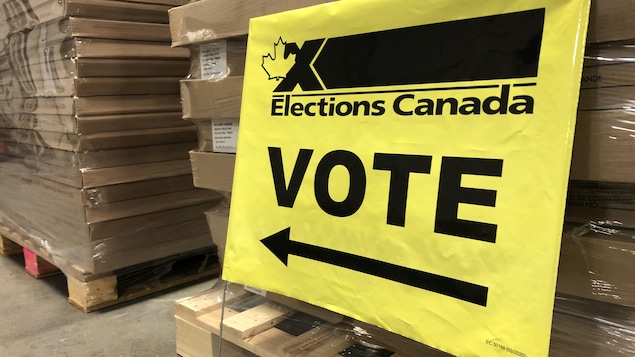 Une affiche d'Élections Canada dans son entrepôt d'Ottawa.