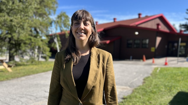 Caroline Dubé debout devant l'endroit où elle a voté.