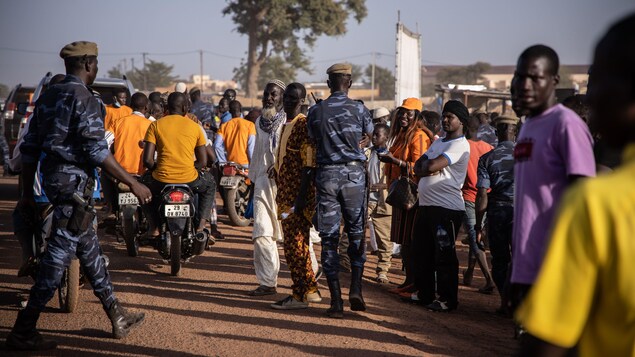 Des policiers parmi la foule.