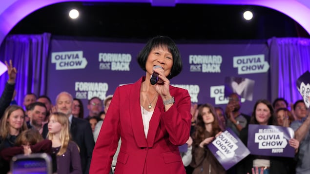 Élections municipales en Ontario : Olivia Chow réélue mairesse de Toronto, prévoit Radio-Canada