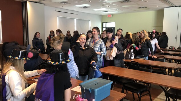 Des femmes font la file pour déposer leur bulletin de vote.