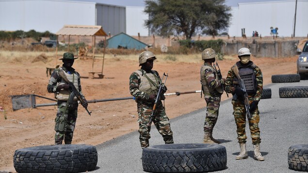 Des soldats.