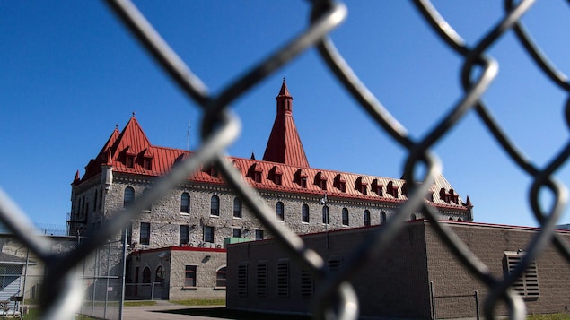 L'extérieur de l'Établissement de Collins Bay à Kingston en Ontario.