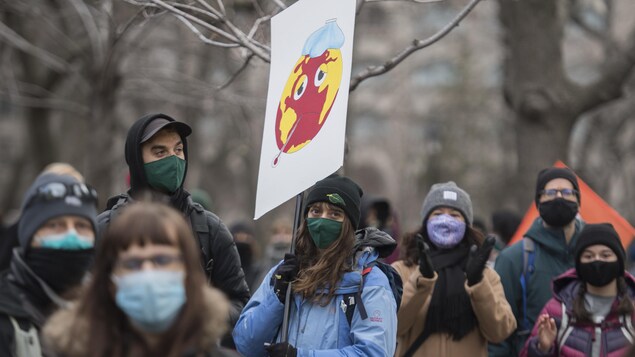 En todo el mundo la ciudadanía pide a sus gobiernos que actúen frente al cambio climático, aunque la pandemia de COVID-19 continúa. En la foto, personas con mascarilla participan a una manifestación en Montreal en noviembre del 2020.