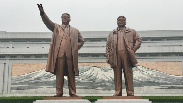 Les statues recouvertes de bronze des deux anciens leaders de la Corée du Nord