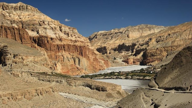Chele, dans l’Upper Mustang, le désert du Népal Chele, dans l’Upper Mustang, le désert du Népal