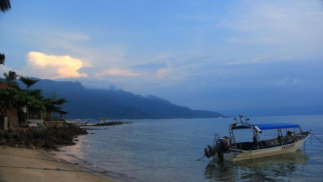 Pulau Tioman au coucher du soleil, en Malaisie. Pulau Tioman au coucher du soleil, en Malaisie.