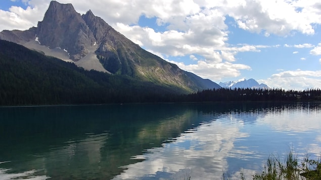 Le reflet d'une montagne sur un lac.