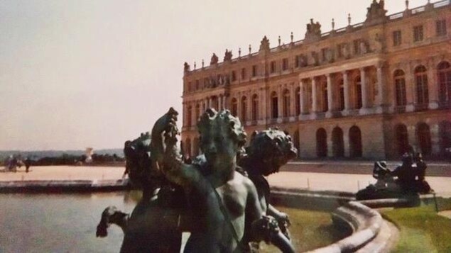 Le château de Versailles et une fontaine fermée