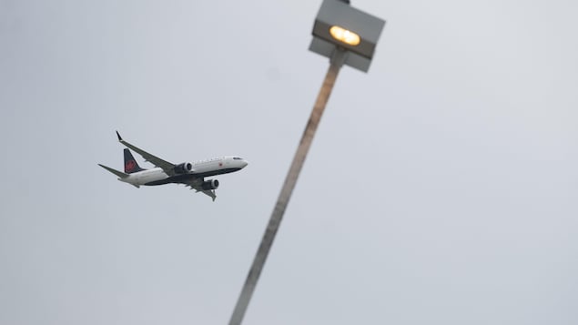 Un avion près de l’aéroport Pierre-Elliot Trudeau à Montréal.