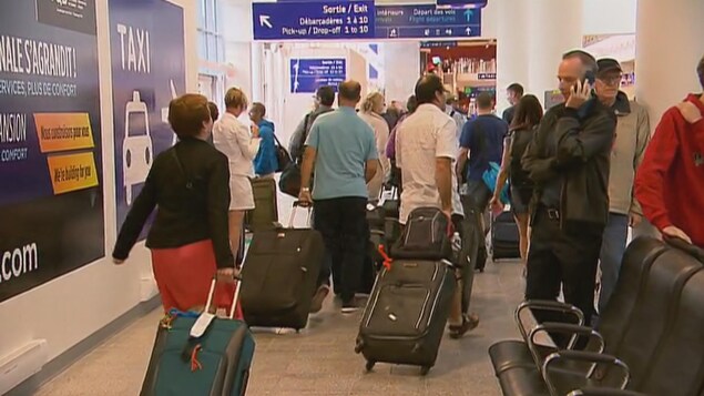 Voyageurs à l'aéroport international Jean-Lesage