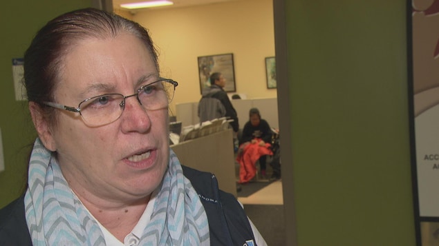 Lorette Dupuis en entrevue à Radio-Canada dans une clinique. Lorette Dupuis en entrevue à Radio-Canada dans une clinique.