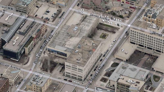 Vue aérienne d'un quadrilatère du centre-ville de Winnipeg adjacent à l'hôtel de ville. Vue aérienne d'un quadrilatère du centre-ville de Winnipeg adjacent à l'hôtel de ville.