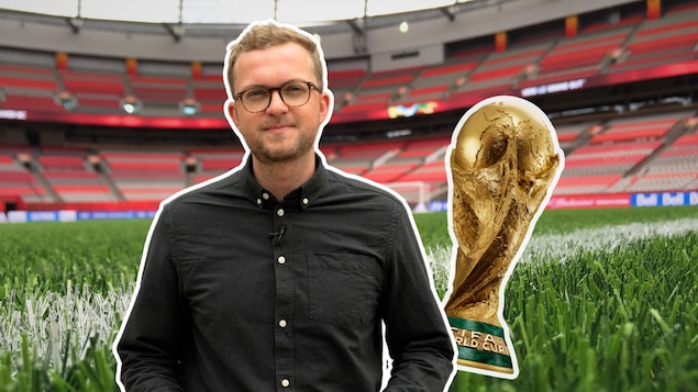 Montage photo du journaliste Corentin Mittet-Magnan devant un stade avec la Coupe du monde. 