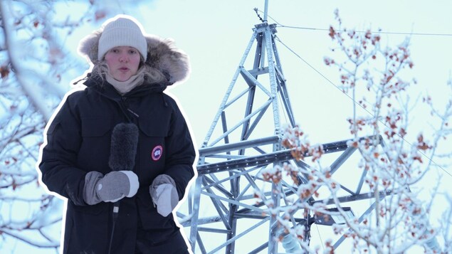 La journaliste Chloé Dioré de Périgny devant une image d'un pylône électrique à Whitehorse.